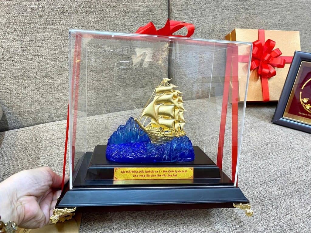 Mô hình thuyền buồm dát vàng phù hơp làm quà tặng VIP